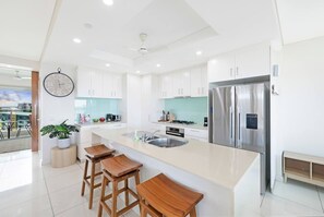 雪櫃、微波爐、焗爐、爐具