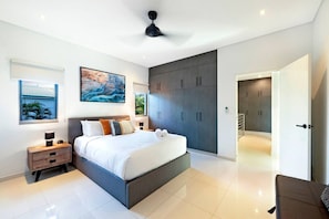 4 habitaciones, escritorio y tabla de planchar con plancha