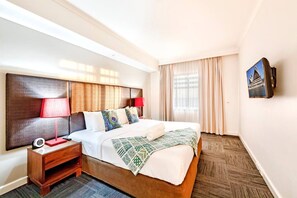 1 camera, una scrivania, ferro/asse da stiro, culla da viaggio