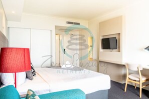 1 bedroom, desk, iron/ironing board, WiFi - Hotel Suite: Sunset View ~ Pool ~ Balcony ~ Office (Darwin City)