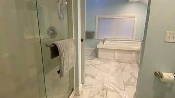 Baignoire, baignoire Ă jets, sĂšche-cheveux, serviettes fournies