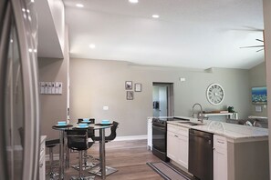 Frigorifero, microonde, forno, piano cottura