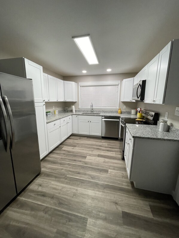 Fridge, microwave, oven, stovetop - Newly remodeled home in North Augusta, minutes from downtown Augusta (North Augusta)