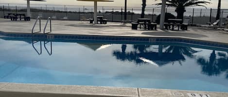 Una piscina al aire libre, una piscina climatizada