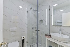 Douche, sĂšche-cheveux, serviettes fournies