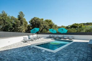 Piscine chauffée, chaises longues