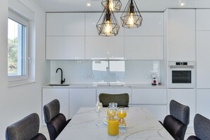 Fridge, oven, dishwasher, coffee/tea maker
