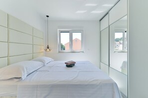 3 bedrooms, free WiFi, bed sheets - Villa Div with heated pool, Apt.No.2. (Bibinje)