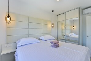 3 bedrooms, iron/ironing board, free WiFi, bed sheets - Villa Div with heated pool, Penthouse Apt.No.3 (Bibinje)