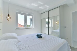 3 室のベッドルーム、アイロン / アイロン台、WiFi (無料)、ベッドシーツ