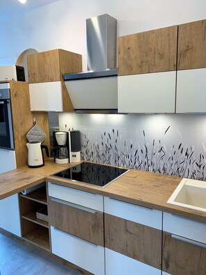 Fridge, oven, stovetop, dishwasher