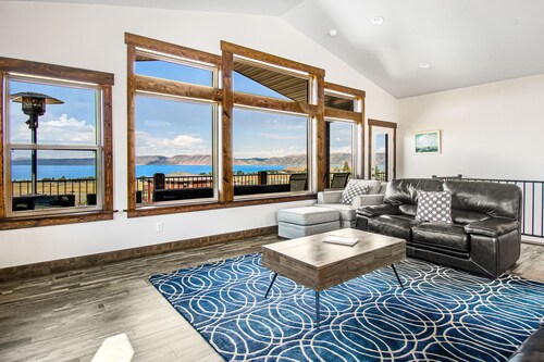 Luxe lake view, dog-friendly home w/ access to pool, hot tub, & beach