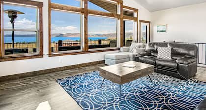 Luxe lake view, dog-friendly home w/ access to pool, hot tub, & beach