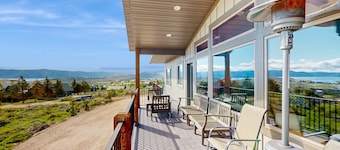 Luxe lake view, dog-friendly home w/ access to pool, hot tub, & beach