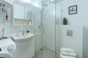 Shower, hair dryer, towels, soap - New apartment in trendy Lastarria (Santiago)