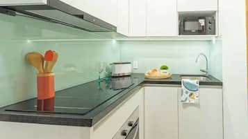 Een koelkast, een microgolfoven, een oven, een waterkoker