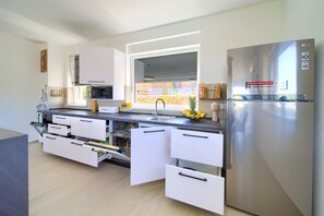 Réfrigérateur, micro-ondes, four, plaque de cuisson