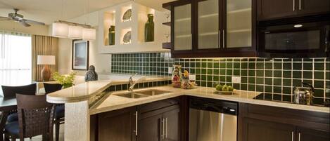 Kühlschrank, Mikrowelle, Herdplatte, Geschirrspüler