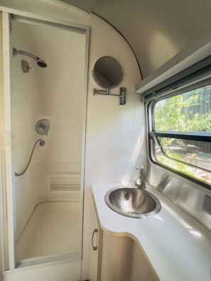 Douche, sèche-cheveux, serviettes fournies, savon