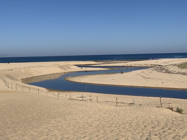 Vlak bij het strand, ligstoelen