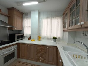 Fridge, microwave, oven, stovetop - Apartment in the center of Marbella (Marbella)