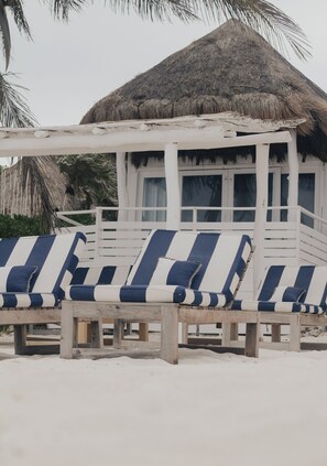 On the beach, white sand, sun loungers - Tuup Tulum (Tulum)