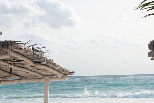 En la playa, arena blanca, sillas reclinables de playa