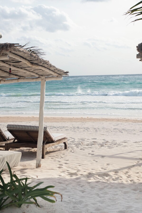 On the beach, white sand, sun loungers - Tuup Tulum (Tulum)