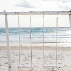 Am Strand, weißer Sandstrand, Liegestühle
