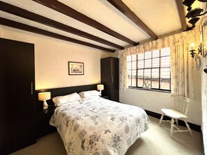 2 bedrooms, travel cot - Entire 2 Bedroom Cottage in Whitby (Whitby)