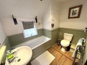 Bathtub - Entire 2 Bedroom Cottage in Whitby (Whitby)