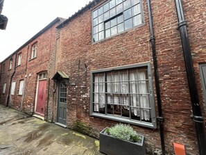 Exterior - Entire 2 Bedroom Cottage in Whitby (Whitby)