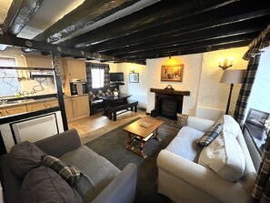 Living area - Entire 2 Bedroom Cottage in Whitby (Whitby)