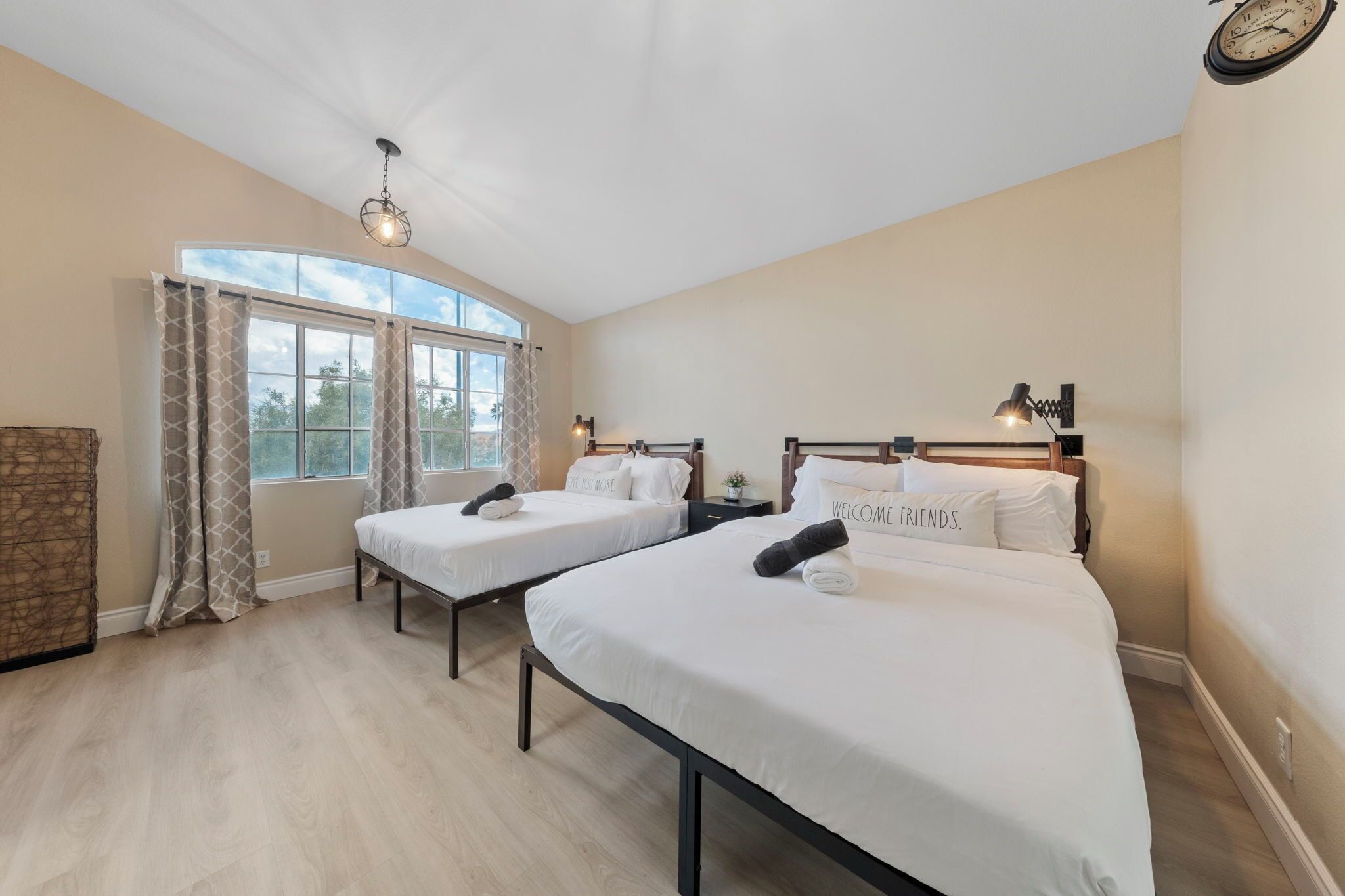 4 quartos, escrivaninha, ferros/tábuas de passar roupa