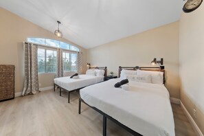 4 室のベッドルーム、デスク、アイロン / アイロン台、WiFi (無料)