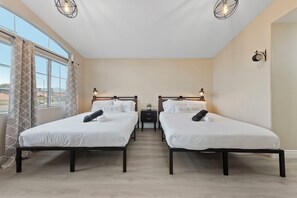 4 bedrooms, desk, iron/ironing board, free WiFi