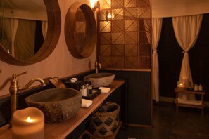 Barrow Tent | Bathroom | Shower, rainfall showerhead, free toiletries, hair dryer