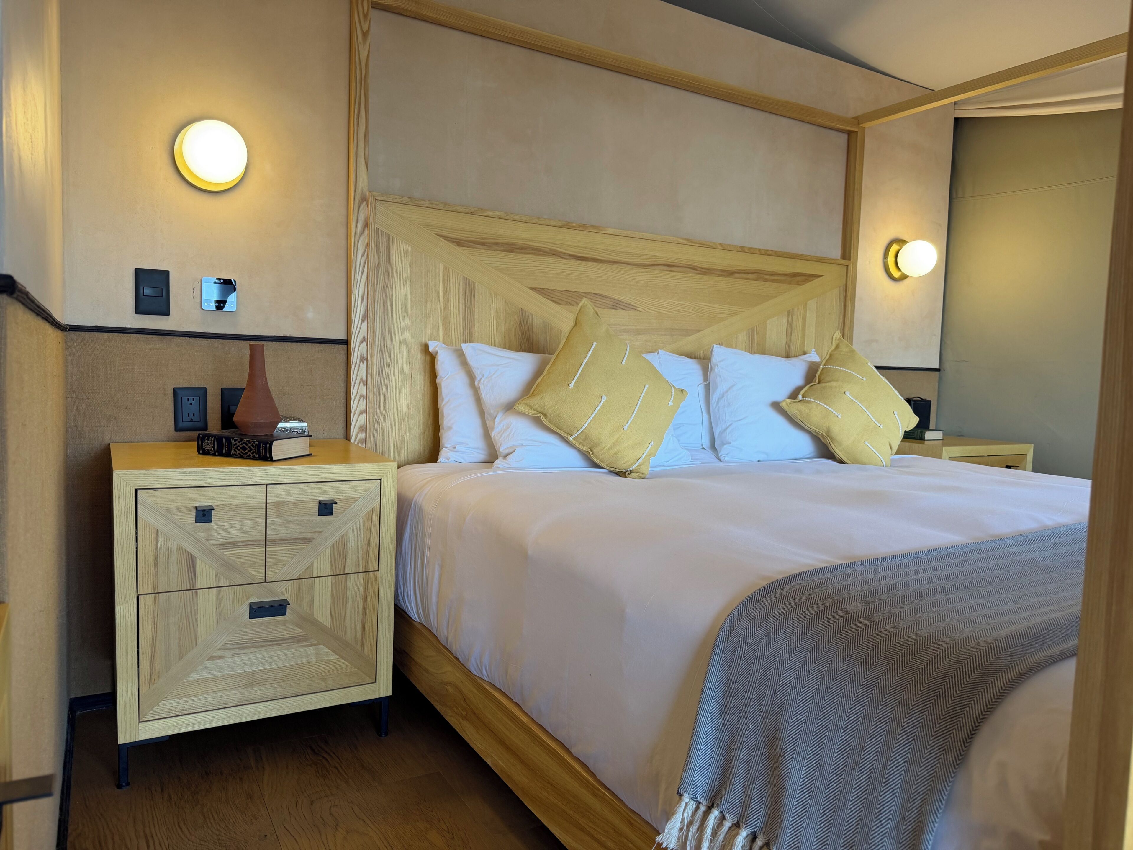 Inivuk Room | Ropa de cama de alta calidad, colchones Select Comfort, minibar