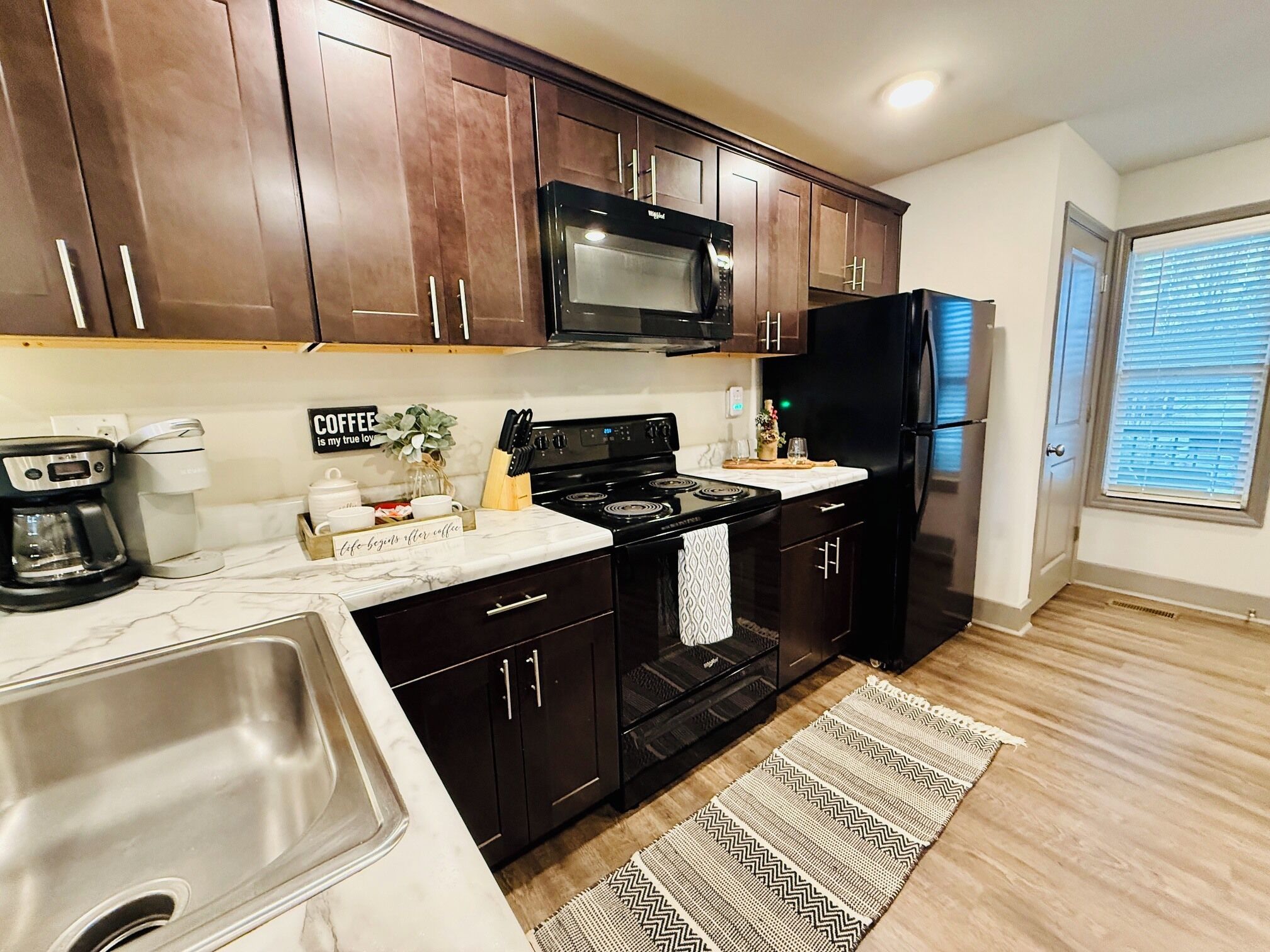 Coffee/tea maker, fridge, microwave, oven