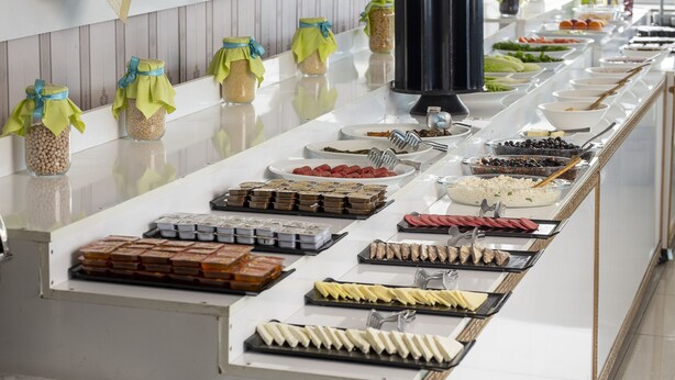 A buffet with various food items and condiments. - GLOBAL OTEL (Mus)