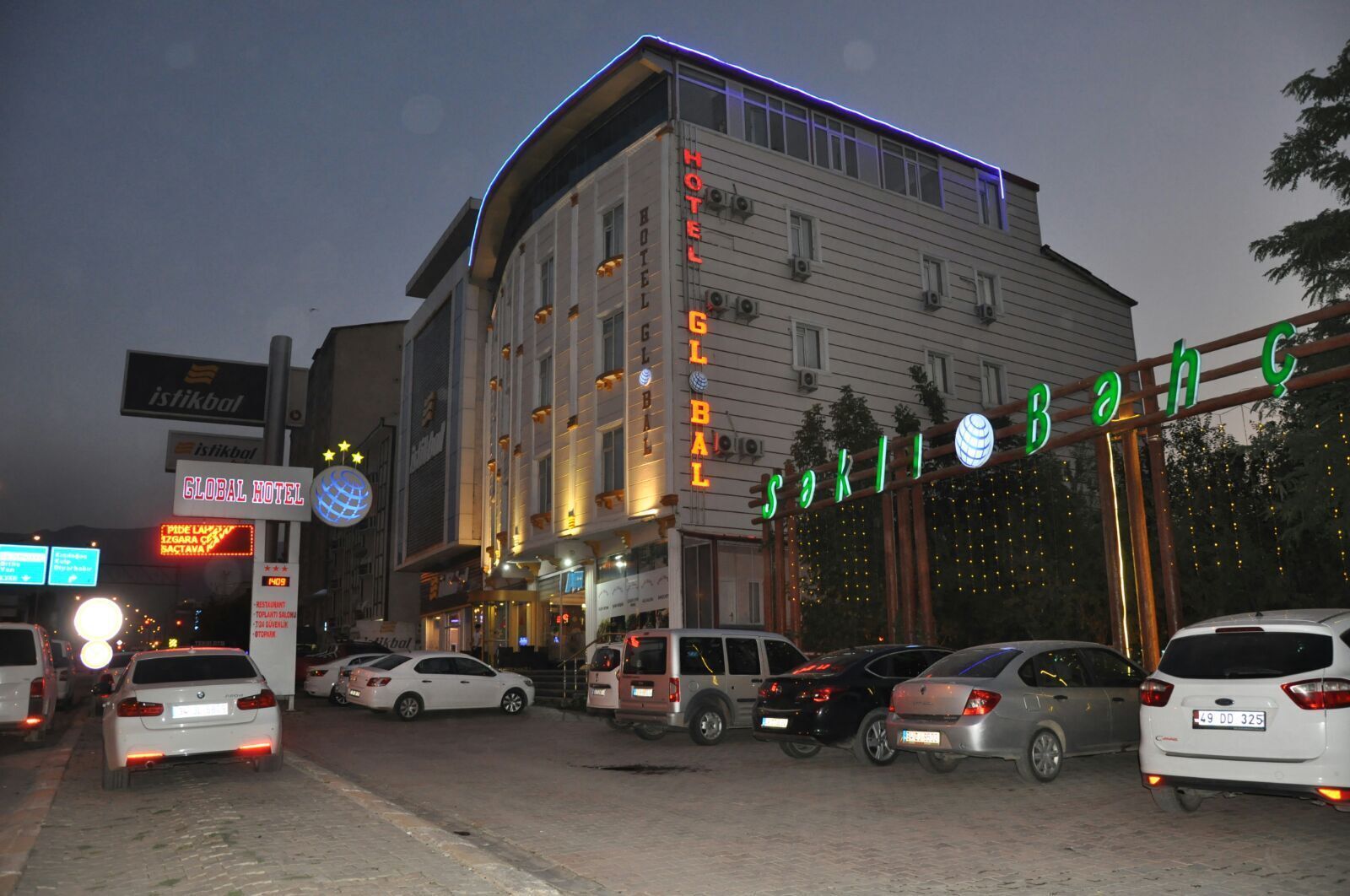 Un hotel con un letrero que dice 