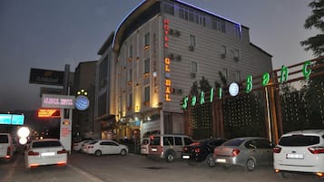 Un hotel con un letrero que dice