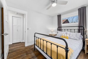 2 slaapkamers, een strijkplank/strijkijzer, reisbedje, gratis wifi