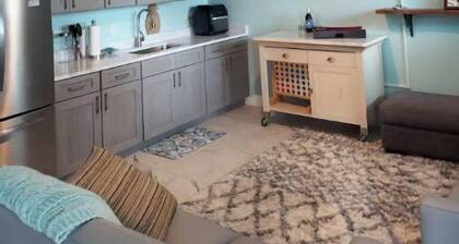 Adorable 1 bedroom king size guest suite