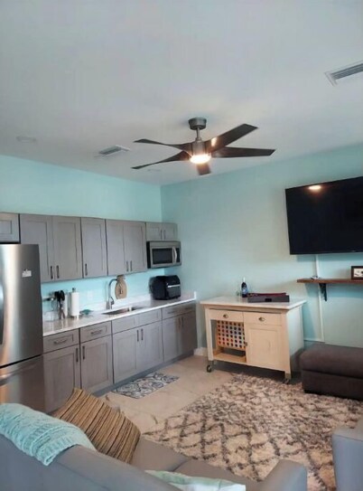 Adorable 1 bedroom king size guest suite