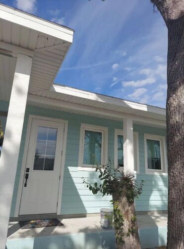 Adorable 1 bedroom king size guest suite