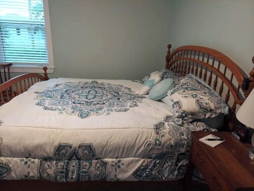 Adorable 1 bedroom king size guest suite