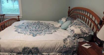 Adorable 1 bedroom king size guest suite