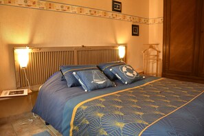 3 makuuhuonetta, työpöytä, silitysrauta/-lauta, vauvan matkasänky