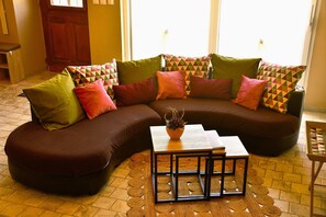 Televisio, pöytäjalkapallopöytä, pöytätennispöytä, kirjoja